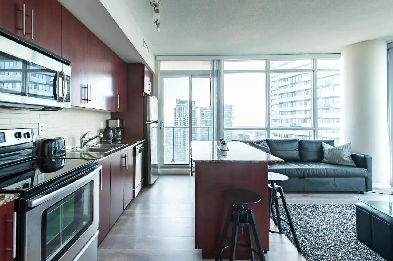 Downtown Central Two Bedroom Condo With Amazing View, Free Parking 多伦多