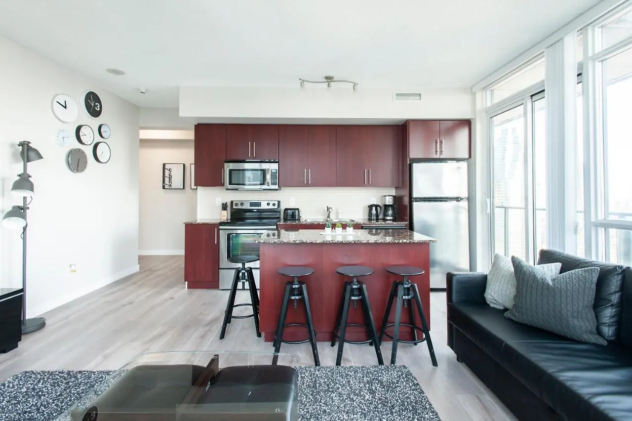 Downtown Central Two Bedroom Condo With Amazing View, Free Parking 多伦多
