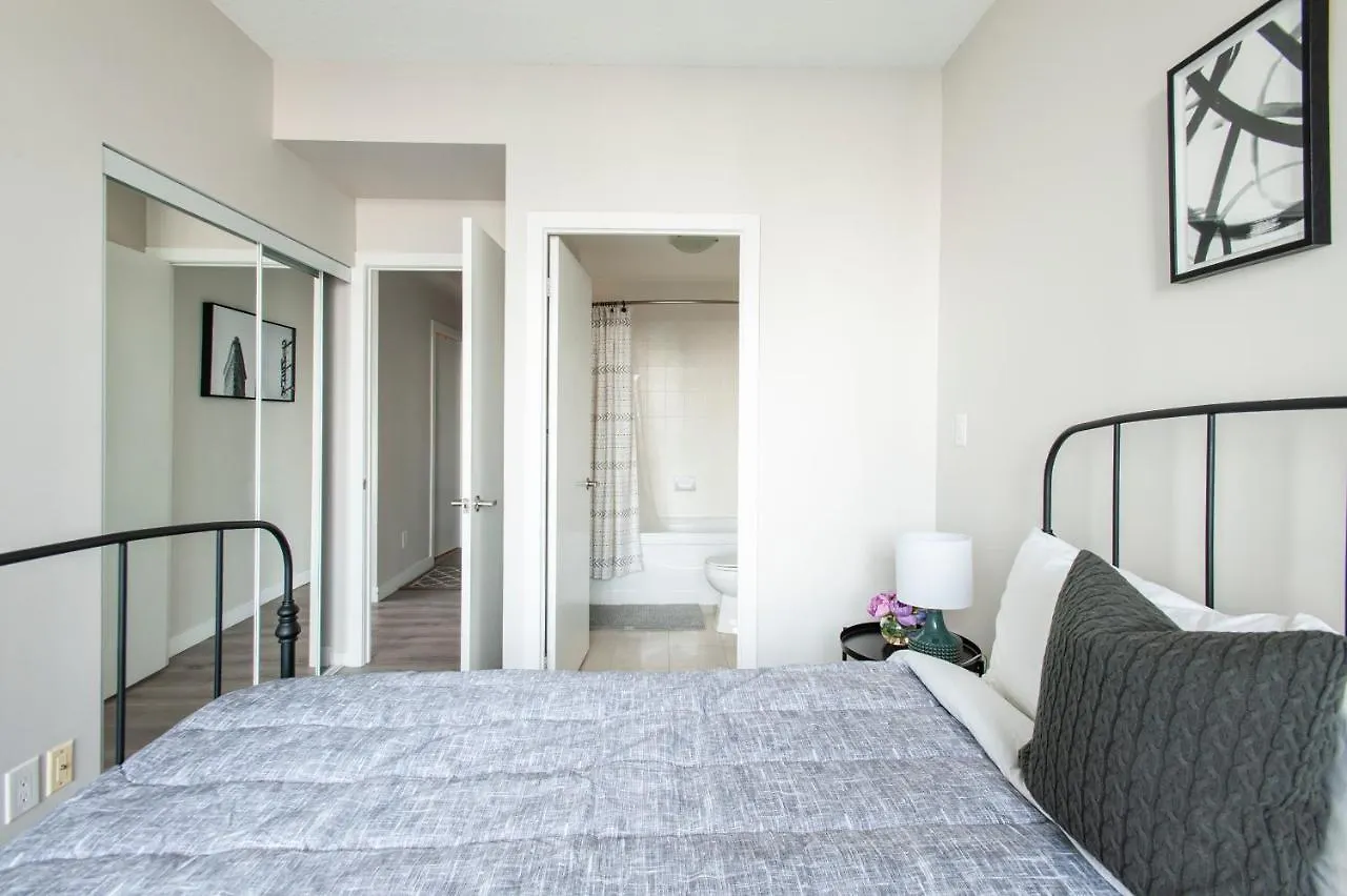 Downtown Central Two Bedroom Condo With Amazing View, Free Parking 多伦多 0*,